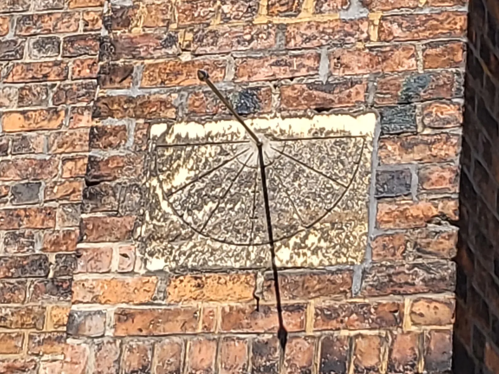 Sonnenuhr in einem Gemäuer